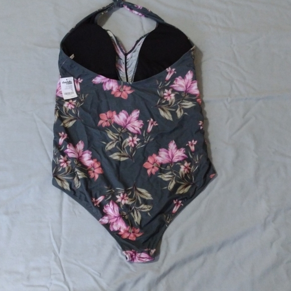 One piece swimsuit - Picture 2 of 3